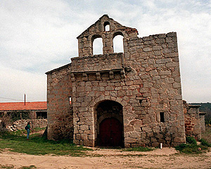 Vista de la pequea iglesia del pueblo de Navalquejigo. (Foto: Pedro Carrero)