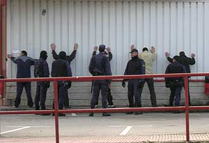 Varios detenidos son puestos contra la pared en Castro Urdiales. (Foto: Carlos Garca)