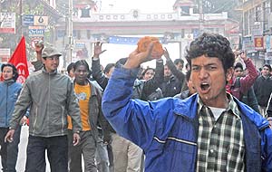 Un grupo de manifestantes nepales protesta en las calles de Katmand. (Foto: EFE)