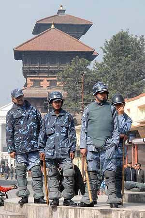 Policas nepales montan guardia durante una manifestacin de activistas indgenas. (Foto: EFE)