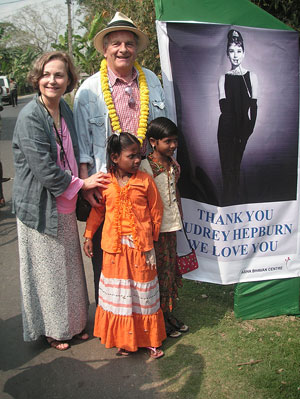 Dominique Lapierre y su esposa, junto a un cartel en el que le dan las gracias a Audrey Hepburn. (Foto: Marta Arroyo)