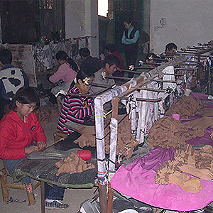 Trabajadores de una fábrica textil clandestina, en la provincia de Zhejiang. (Foto: EL MUNDO)