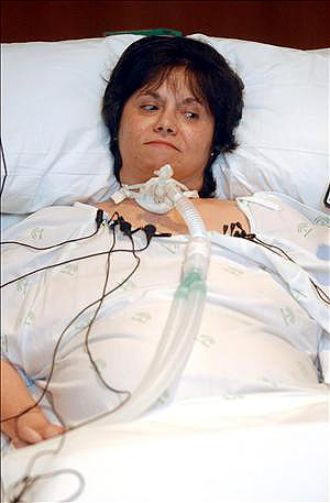 Inmaculada Echevarría en la cama del hospital de San Rafael de Granada. (Foto: EFE)
