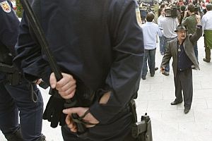 El padre de una de las vctimas protesta ante la Polica. (EFE)