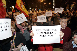 Varias personas protestan en Madrid contra la decisin del Gobierno. (Foto: Javi Martnez)