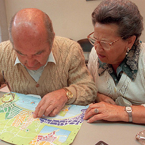 Dos ancianos programan su viaje. (Foto: EL MUNDO).