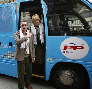 Gallardn y Aguirre bajan de uno de los autobuses. (Foto: EFE)