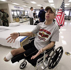 Un militar herido en Irak, en el hospital Walter Reed de Washington. (Foto: REUTERS)