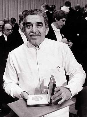 El escritor enseña el Premio Nobel de Literatura en 1982. (Foto: EFE)