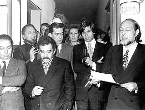 García Hortelano (izquierda), García Márquez (2º izq.), Vargas Llosa (detrás, 2º izq.) y José María Castellet (derecha), en Barcelona en 1970.