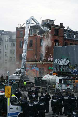 Una gra realiza trabajos de demolicin en el edificio. (Foto: REUTERS)