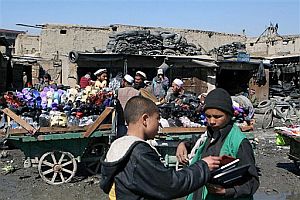 Dos nios afganos, frente a un puesto de zapatos cerca de la zona del suceso. (Foto: AP)