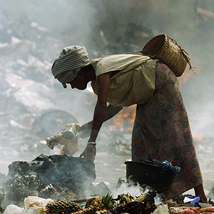 Una mujer busca en la basura de una calle de Dili (Timor Oriental). (Foto: REUTERS)