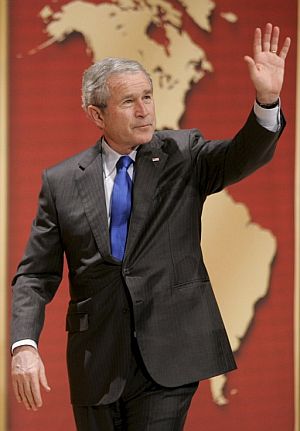 Bush saluda durante su discurso en Washington. (Foto: EFE)