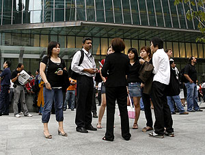 Un grupo de personas, evacuadas en Singapur al sentir los sesmos. (Foto: AFP)
