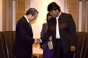 Morales saluda al presidente de la Corporacin Japonesa para el Petrleo. (Foto: EFE)