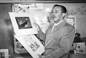 Walt Disney muestra dibujos de la película en la época que se estrenó. (Foto: Disney)