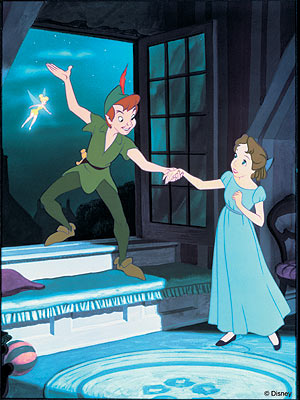 Peter Pan coge de la mano a Wendy para llevarla a Nunca Jamás. (Foto: Disney)