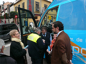 Un polica local de Getafe toma los datos del conductor del 'PP-bus'. (elmundo.es)