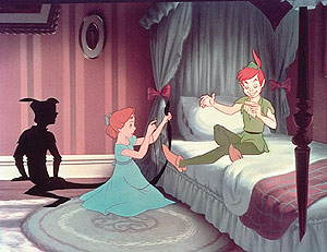 Wendy cose la sombra de Peter Pan. (Foto: Disney)