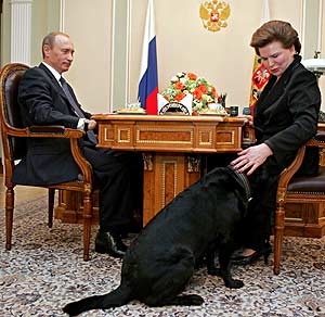 Valentina, junto a Putin, en el homenaje por su 70 cumpleaos. (Foto: AP)