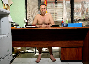 Juan Barranco, candidato de Demcratas Populares, posa desnudo en un cartel. (Foto: Antonio M. Xoubanoba)