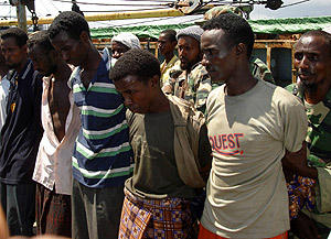 Miembros del Consejo Islmico de Somalia, con piratas arrestados el pasado mes de noviembre. (Foto: EFE)