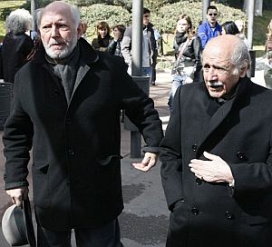 Álvaro de Luna (izda.) y Manuel Alexandre, a su llegada al crematorio. (Foto: EFE)