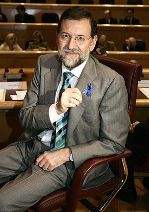 Rajoy muestra su -azo azul por la libertad en el Senado. (Foto: Diego Sinova)
