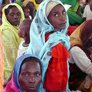 Mujeres y nios en un campo de refugiados de Mdicos Sin Fronteras en Mornay, regin sudanesa de Darfur. (Foto: AFP)