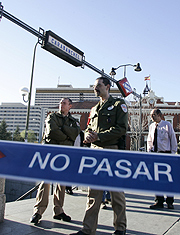 Agentes de seguridad de Metro prohiben la entrada a la estacin de Carabanchel. (Carlos Barajas)