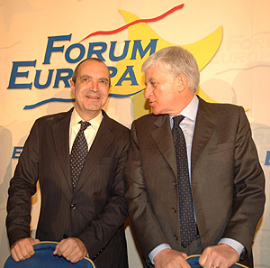 Luis Fernández (izda.) y Paolo Vasile. (Foto: TVE)