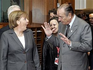 Angela Merkel y Jacques Chirac conversan en Bruselas. (Foto: AP)