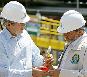 Bush y Lula observan en una planta de Petrobras una muestra de biocombustible. (Foto: EFE)
