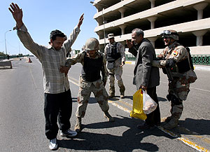 Soldados inspeccionan a los transeúntes cerca del lugar de la conferencia. (Foto: AP)