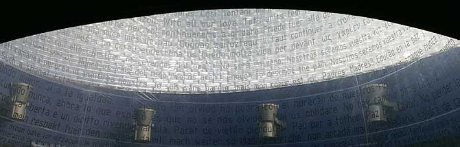 Sala azul con mensajes a las víctimas en el interior del monumento. (Foto: EFE)