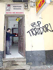 Pintadas en la sede del PSOE en Alcalá. (J. Palomar)