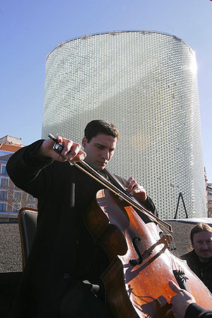 Un joven interpreta'El canto de los pjaros' delante del Monumento. (Foto: EFE)