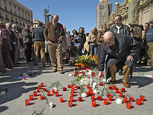 Velas y flores en Zaragoza en recuerdo de las vctimas. (Foto: EFE)