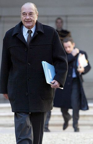 Chirac, seguido por el ministro de Interior, Nicolas Sarkozy. (Foto: EFE)