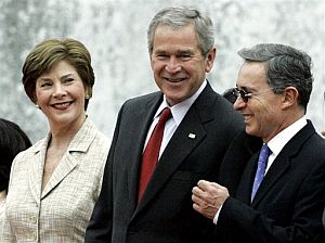 Bush, junto a Uribe, durante la visita. (Foto: AP)