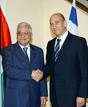El presidente palestino, Abu Mazen, y el primer ministro israel, Ehud Olmert, en su reunin de este domingo. (Foto: REUTERS)