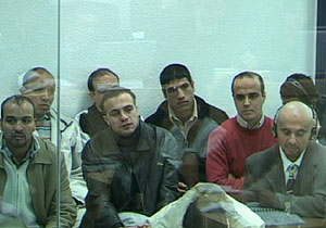 Varios de los procesados escuchan declarar a los testigos. (Foto: LaOtra)