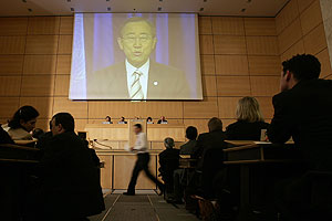 Los delegados ven un vídeo del secretario general de la ONU, Ban Ki-moon, en Ginebra. (Foto: AFP)