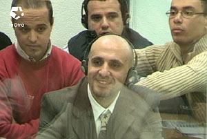Mouhannad Almallah Dabas escucha al testigo Y-26. (Foto: LaOtra)