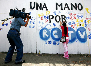 Una nia participa en la protesta por la situacin de RCTV. (Foto: EFE)