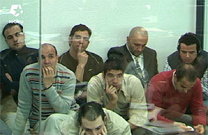 Imagen de varios de los acusados en el habitculo blindado. (Foto: LaOtra)