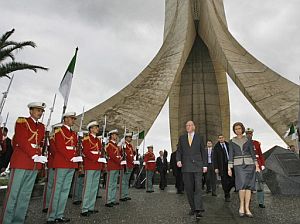 Los Reyes, durante su visita al Monumento por los Mártires de la Independencia argelina. (Foto: EFE)