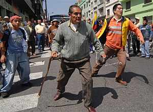 Enfrentamientos a las puertas del Congreso, en Quito. (Foto: AP)