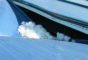 Imagen del estado en que qued el tejado tras el impacto del bloque de hielo. (Foto: Rafael Lpez)